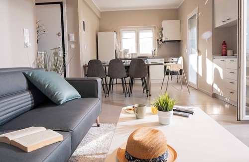 Neoi Epivates Apartment | Beachfront getaway near Thessaloniki - 8 min. to the airport Family-friendly!