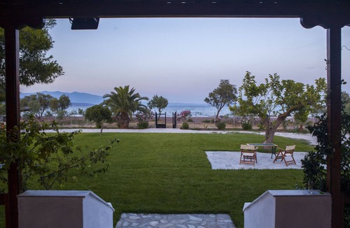 Nea Anchialos Cottage | Beachfront ThemiLia, Luxury House