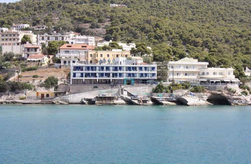 Agia Marina Hotel | Beachfront Triple Room- Argo Seaside Stays