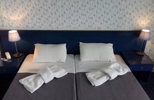 Agia Marina Hotel | Beachfront Triple Room- Argo Seaside Stays