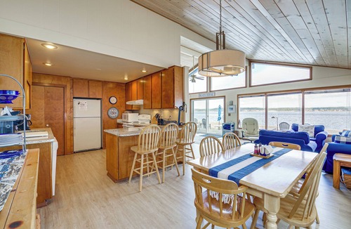 Bells Beach House | Beachfront Whidbey Island Home + Apartment!