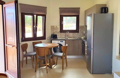 Vigla Apartment | Beautiful holiday studio right on the beach