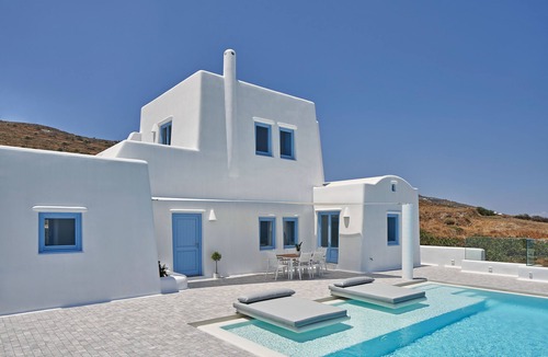 Kamari House | Beautiful Home in Santorini
