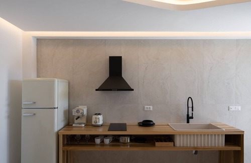 Monolithos Villa | Beautiful Santorini Suite | Luxury Suite with Private Hot Tub | Elia