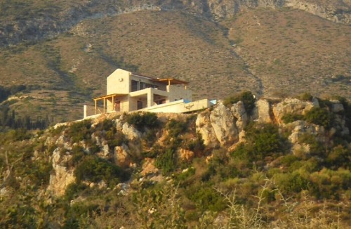 Kateleios Villa | Beautiful villa in a totally stunning location over looking sandy beach.