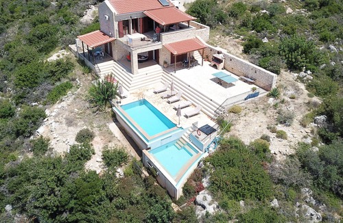 Kateleios Villa | Beautiful villa in a totally stunning location over looking sandy beach.