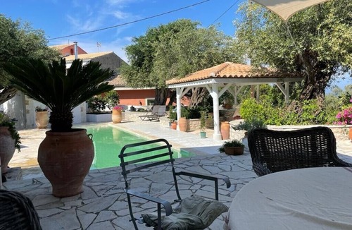 Mpogdanatika Villa | Beautiful villa with natural pool near the sea