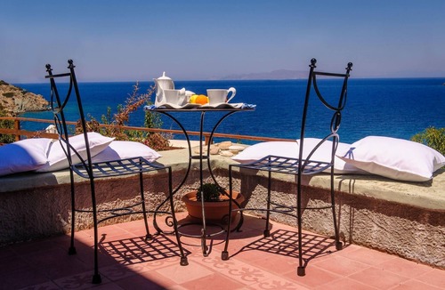 Kini House | Beautiful villa with pool, directly at the sea, wifi, 8 pers. | Syros, Kyklades