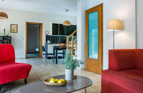 Mikros Gialos House | Beautifully located within stunning mature gardens and just a five minute walk from the beach, this