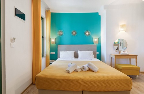 Agia Galini Bed & Breakfast | Bed and Breakfast 'Deluxe Triple Room Sea View' with Sea View, Wi-Fi and Air Conditioning