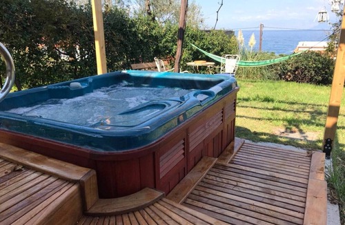 Derveni House | Beekeeper's house by the sea - sail boat - spa.