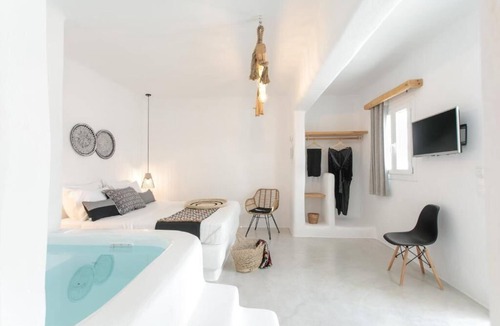 Milopotas Apartment | BH445 - C - Suite Naxos