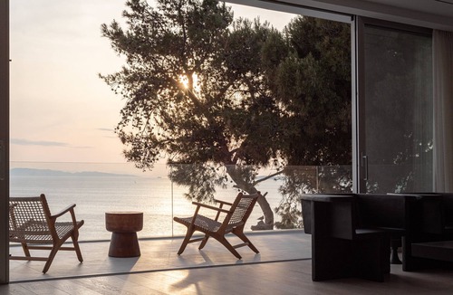 Anavyssos Villa | Black Stone Villa