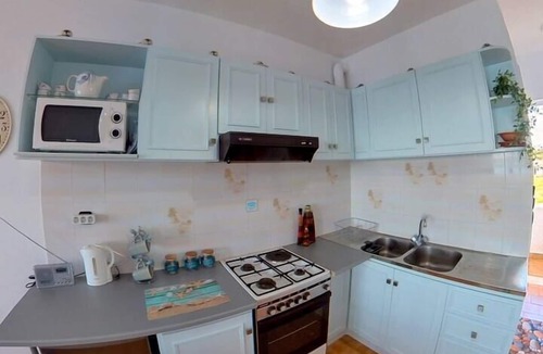 Haraki Apartment | Blue House Beach Apartment - Sleeps 4 & Balcony