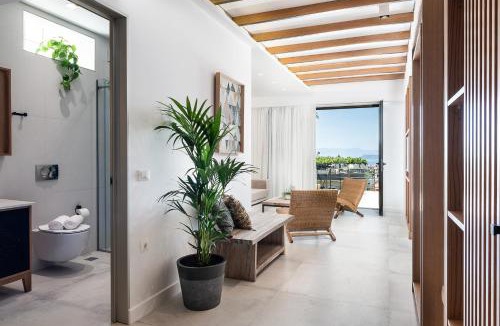 Makrys Tichos Apartment | Blue Island Luxury Apartment