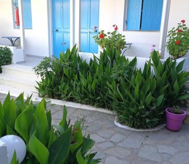 Kalamitsi Apartment | Blue White House