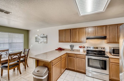 West San Antonio House | BMT Grads Stay! Minutes to Lackland + Community Pool, SeaWorld, Shopping!