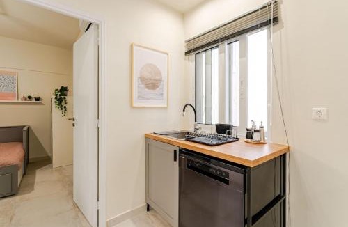 Athens City Centre Apartment | Brand New Modern Stylish 6BDR 3BATH APT-Athens
