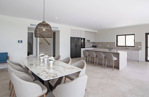 Perigiali Villa | Brand new Spacious 6 bedroom villa with stunning view, close to beach.