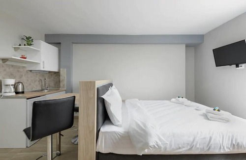 Thessaloniki City Centre Apartment | Caravanserai Studio 11