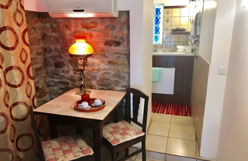 Mili Apartment | Casa Lela 3 – Traditional Stone Studio 8m from the Sea