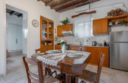 Pefki Apartment | Casa Mouliana Apartment with Mountain View, Wi-Fi and Air Conditioning