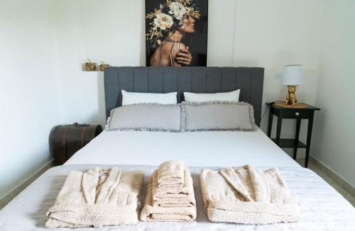 Stomio House | Catherine's Seaside House B