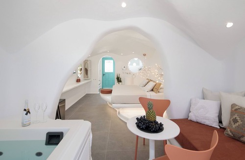 Stelida House | Cave Suites