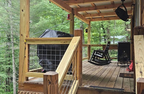 Franklin Cabin | Cedar Bear Cabin - Cozy Mountain View Couples Retreat