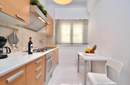 Filopappou Apartment | Central Apartment for 8ppl in Koukaki, 3 bedrooms!