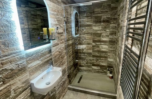 Volos City Centre Apartment | Central Studio Flat with Garden
