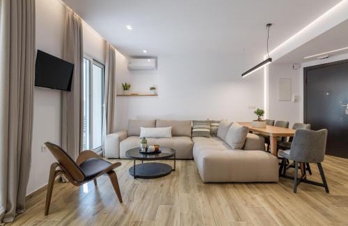 Monastiraki Apartment | Central Sunny Loft with Plunge Pool
