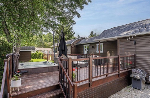 Magog Ski Chalet | Chalet directly on the shores of magnificent Lake Lovering