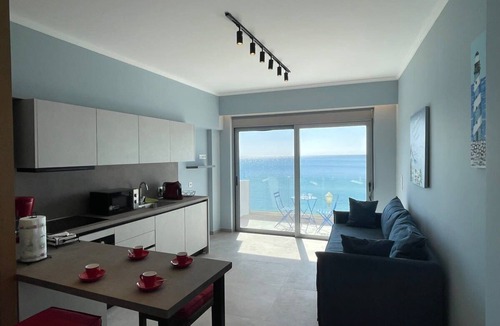 Haraki Apartment | Charaki Escape Chic Studio with Seafront Patio