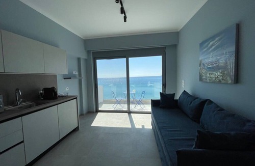 Haraki Apartment | Charaki Escape Chic Studio with Seafront Patio