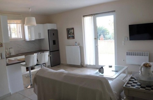 Markopoulon Apartment | Charming 1-bedroom apartment with pool in a cottage in Markopoulo