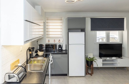 Keratsinion Apartment | Charming 1-bedroom apartment in fabulous Keratsini with WiFi, AC