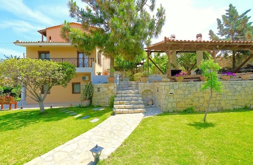 Karteros Villa | Charming 5-Bedroom Villa, Large Garden, Private Pool, Sea View - 800 m to a Sandy Beach in Karteros