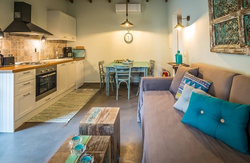 Petaleia House | Charming and traditional small stone house.