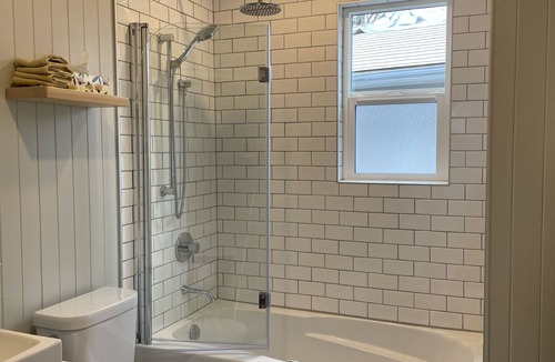 Victoria Bed & Breakfast | Charming Cottage Centrally Located Business Licence #28949