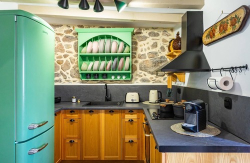 Katsidoni Apartment | Charming Cretan House | 2BR + 2BTHS & WiFi !