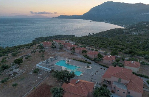 Ormos Koumeikon Apartment | Charming Hideaway with Shared Pool – Perfect for Relaxation