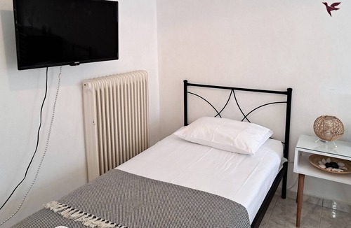 Kiparissia Cottage | Charming two-room studio with garden - 2 min from the center