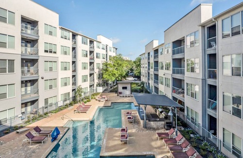 Riverside Apartment | Chic Riverside 2BR w/ Pool, Gym & W/D, nr Lady Bird Lake, by Blueground