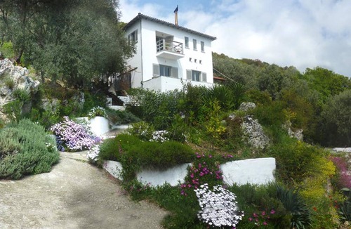 Kali Vrysi House | Cliff House: Unique, contemporary villa with guesthouse, breathtaking sea views