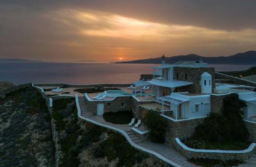 Faros Armenistis Villa | Cliff Top 270 in Houlakia