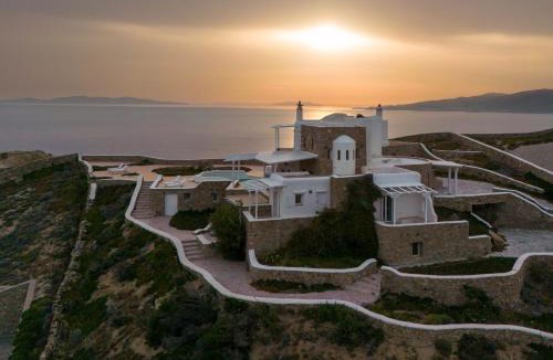 Faros Armenistis Villa | Cliff Top 270 in Houlakia