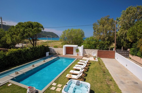 Agios Ioannis Villa | Coastal Chic Luxury Villa La Reina in Ai Giannis Kitesurfers beach paradise