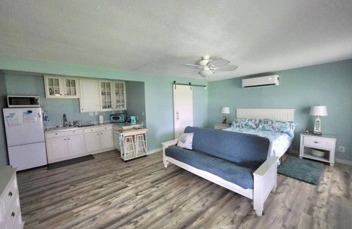 Palacios Apartment | Coastal Studio – Screened Porch, Bay Views & 1.5-Mile Lighted Seawall