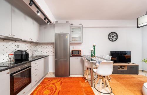 Aigio Apartment | Colorful city apartment